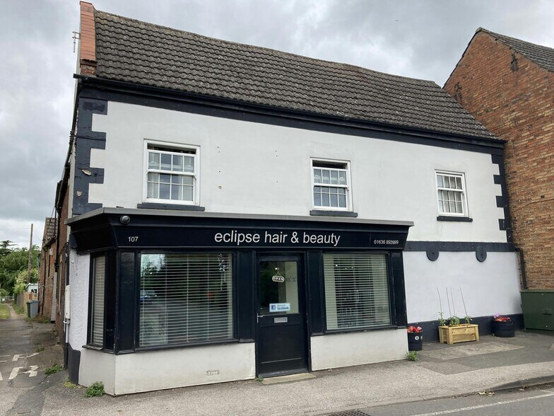 107-109 High St, Collingham à vendre - Photo de l’immeuble – Image 2 sur 24
