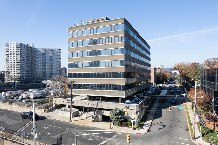 2125 Center Ave, Fort Lee, NJ à louer - Photo de l’immeuble – Image 1 sur 6