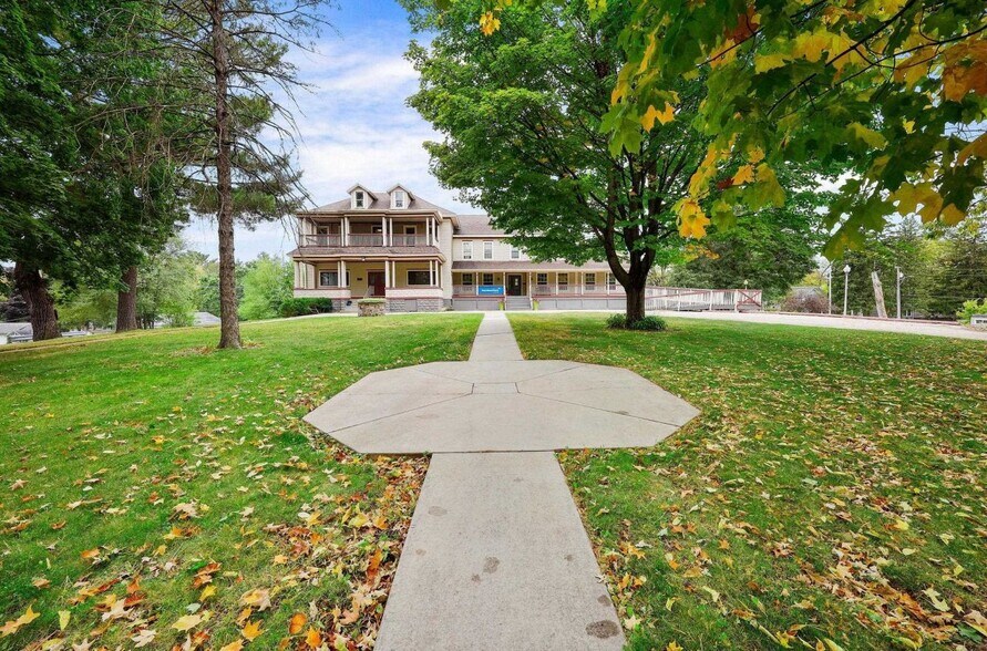 213 N Main St, Poynette, WI à vendre - Photo de l’immeuble – Image 2 sur 11