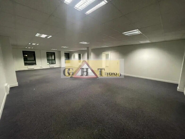 Bureau dans Viry-Châtillon à louer - Photo de l’immeuble – Image 1 sur 37