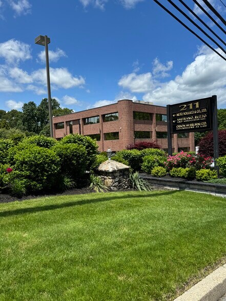 207 Quaker Ln, West Warwick, RI à louer - Photo de l’immeuble – Image 2 sur 25