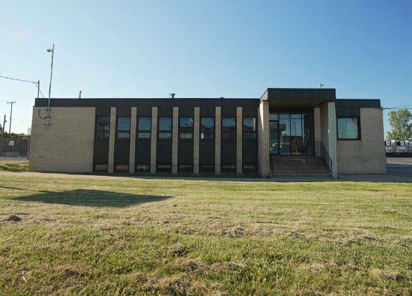1590 Boul Hymus, Dorval, QC à louer - Photo de l’immeuble – Image 2 sur 17
