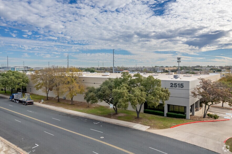 2515 Brockton Dr, Austin, TX à louer - Photo de l’immeuble – Image 3 sur 4