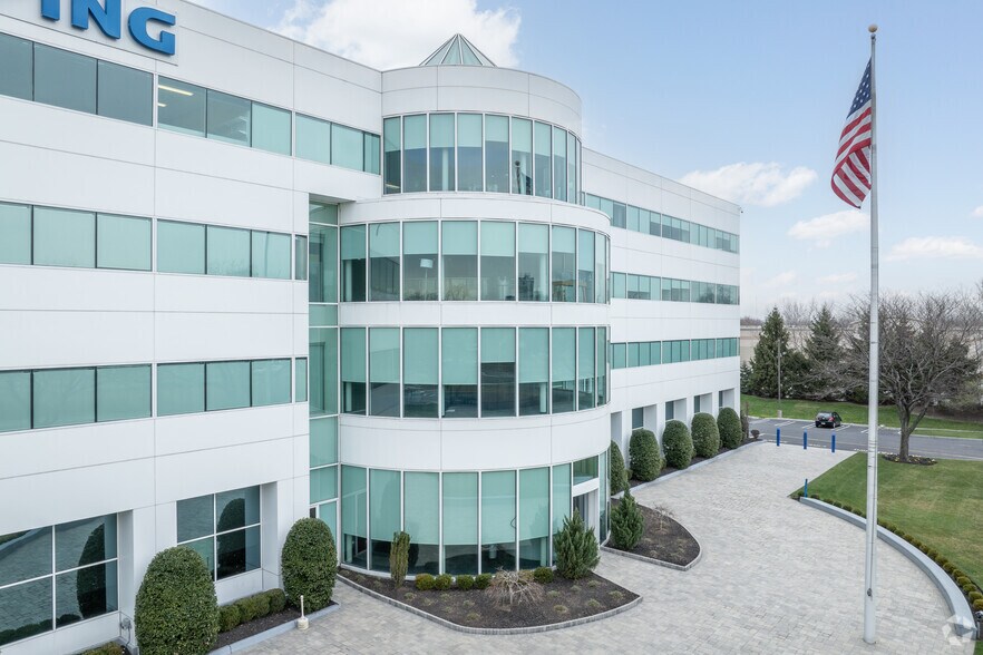 100 Lighting Way, Secaucus, NJ à louer - Photo de l’immeuble – Image 3 sur 5