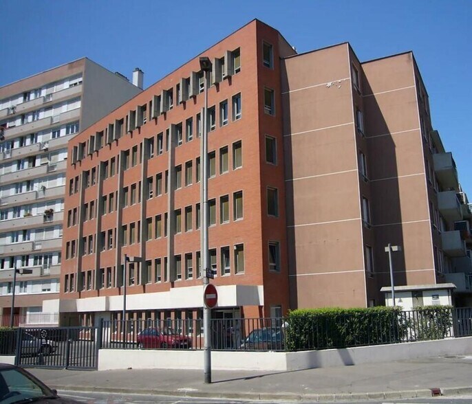 Bureau dans Clichy à louer - Photo de l’immeuble – Image 2 sur 10