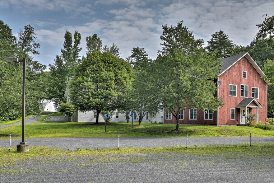 689 River Rd, Charlestown, NH à louer - Photo de l’immeuble – Image 2 sur 5