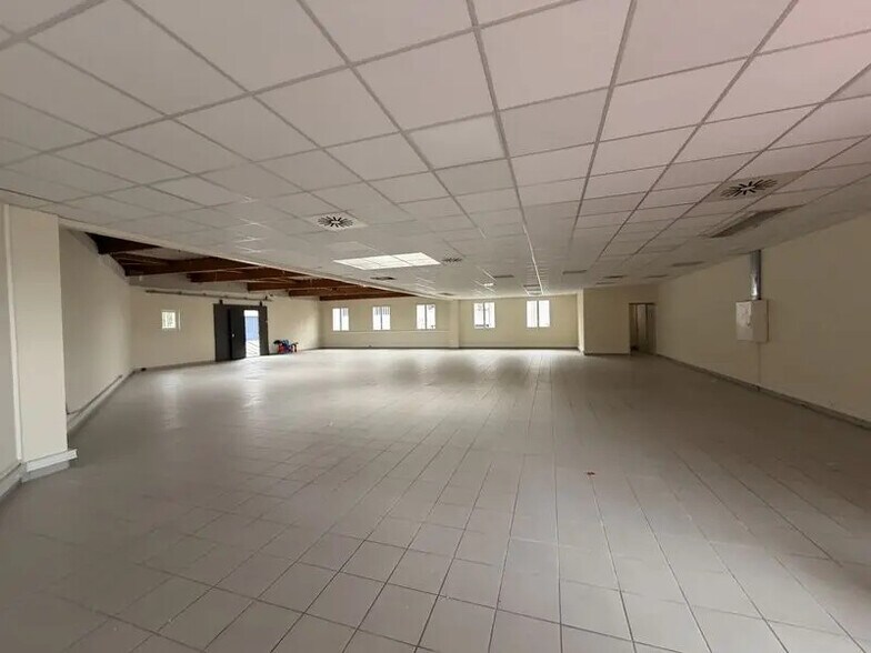 Local commercial dans Décines-Charpieu à louer - Photo intérieure – Image 1 sur 3