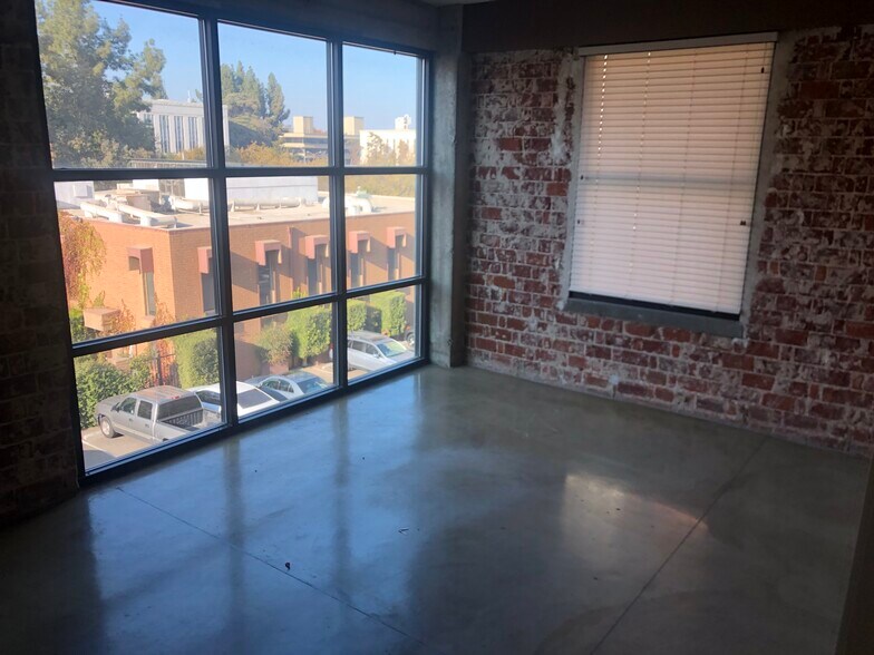 2125-2139 Kern St, Fresno, CA à louer - Photo de l’immeuble – Image 3 sur 12