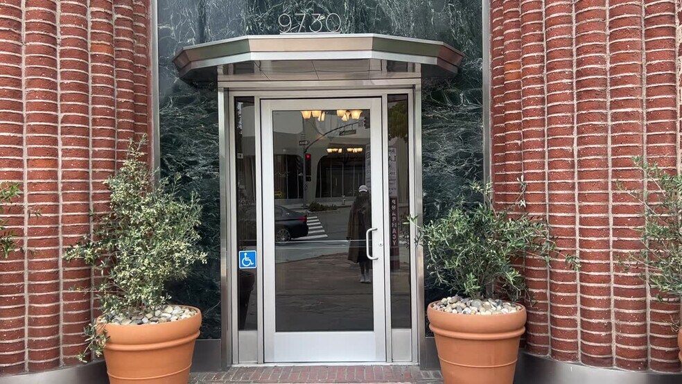 9730-9732 Wilshire Blvd, Beverly Hills, CA à louer - Vidéo sur l’annonce professionnelle – Image 3 sur 38