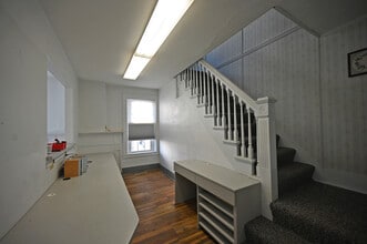 422 Summit Ave, Oconomowoc, WI à louer Photo intérieure– Image 1 sur 22