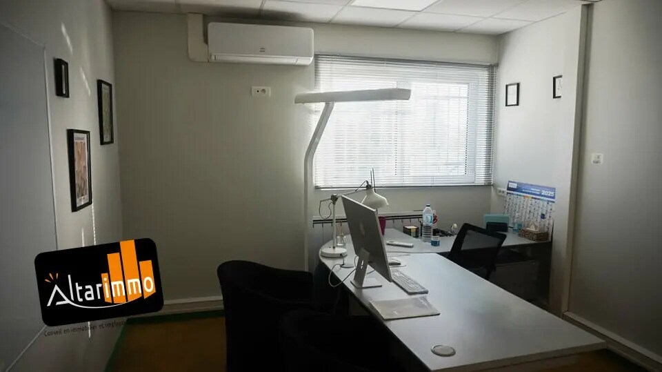 Local d’activités dans Les Villages Vovéens à louer - Photo de l’immeuble – Image 3 sur 5