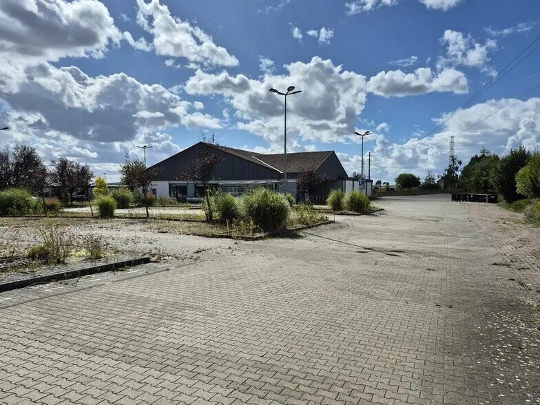 Local d’activités dans Pîtres à louer - Photo de l’immeuble – Image 3 sur 4