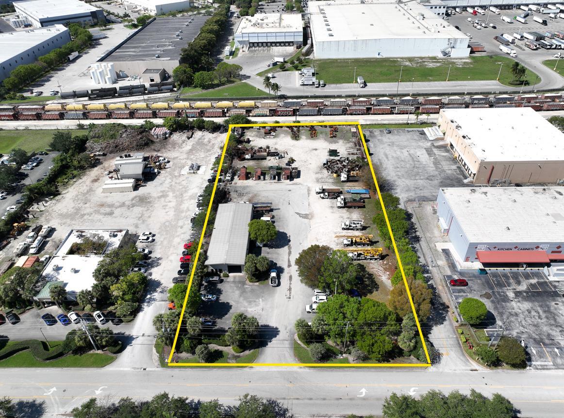 12970 NW 113th Ave Ct, Miami, FL à louer Photo de l’immeuble– Image 1 sur 1