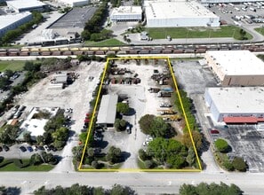 12970 NW 113th Ave Ct, Miami, FL à louer Photo de l’immeuble– Image 1 sur 1