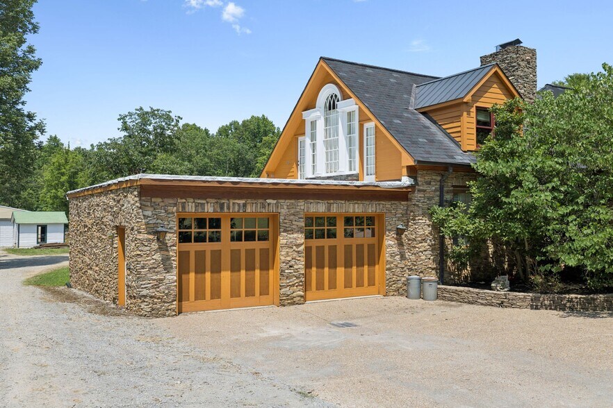 1374 Peter Pond Rd, Ashland City, TN à vendre - Photo principale – Image 2 sur 85