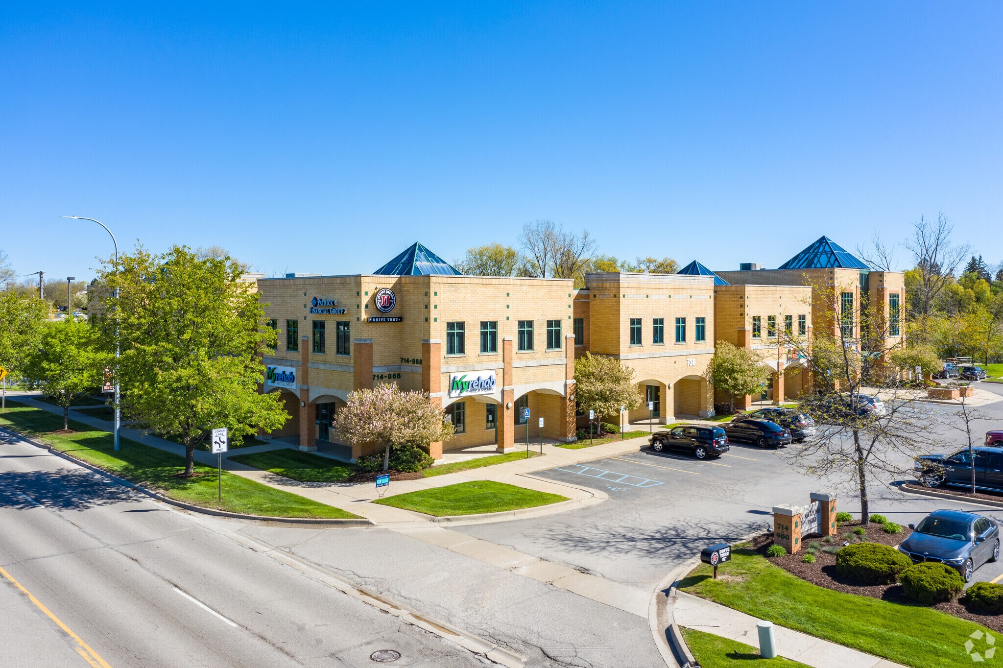 714-900 W Grand River Ave, Brighton, MI à louer Photo principale– Image 1 sur 10
