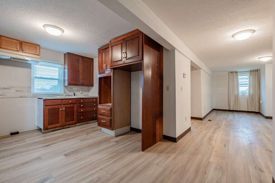6523 Hills and Dales Rd NW, Canton, OH à vendre - Photo de l’immeuble – Image 3 sur 21