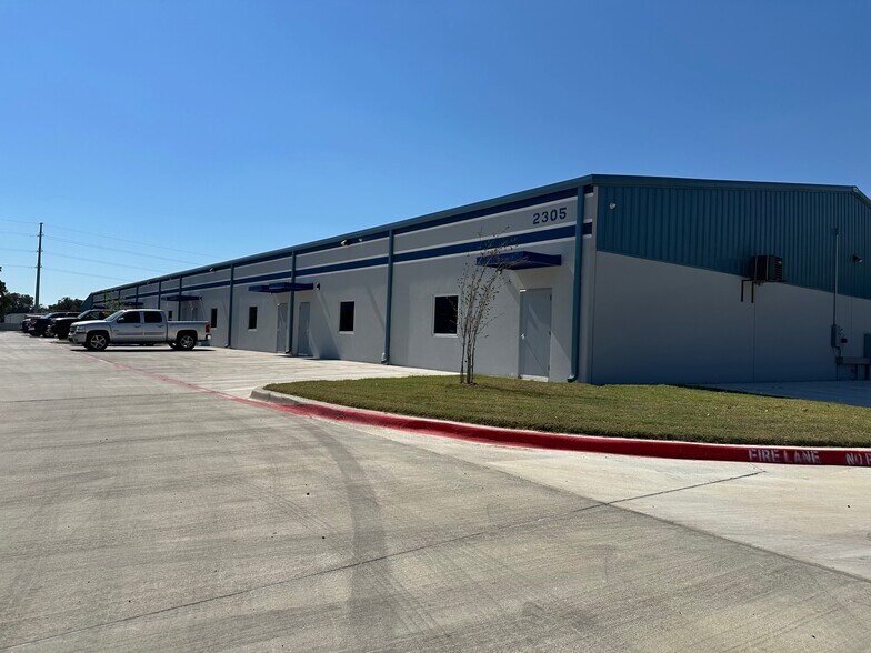 2301 Higgins Ln, Haltom City, TX à louer - Photo de l’immeuble – Image 1 sur 7