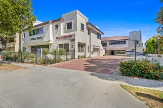 1611 E 4th St, Santa Ana, CA à louer Photo de l’immeuble– Image 1 sur 6