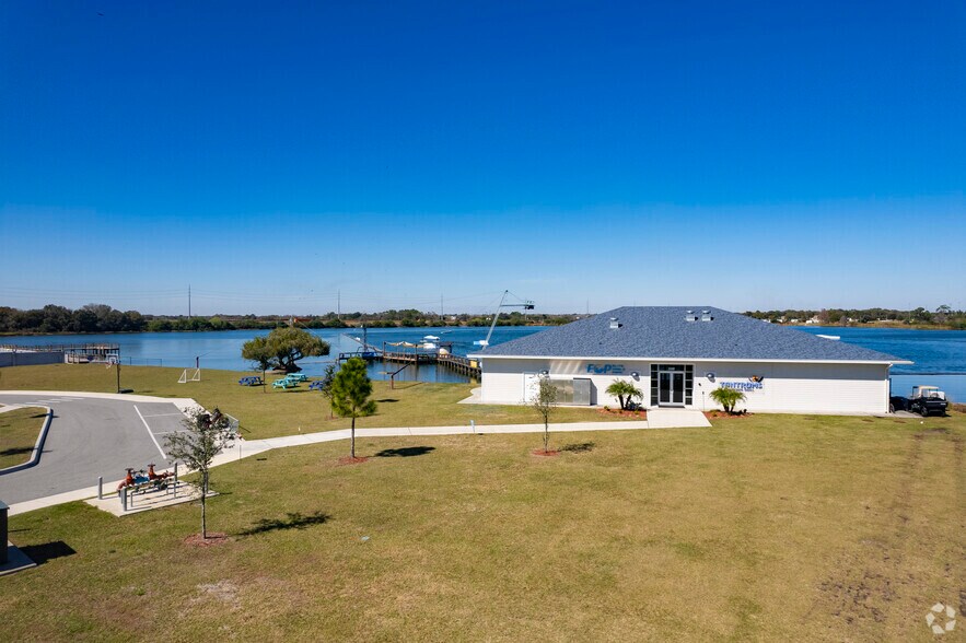 330 Denton Ave, Auburndale, FL à louer - Photo principale – Image 2 sur 13