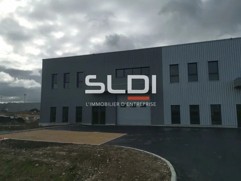 Local d’activités dans Bourgoin-Jallieu à louer - Photo de l’immeuble – Image 3 sur 5