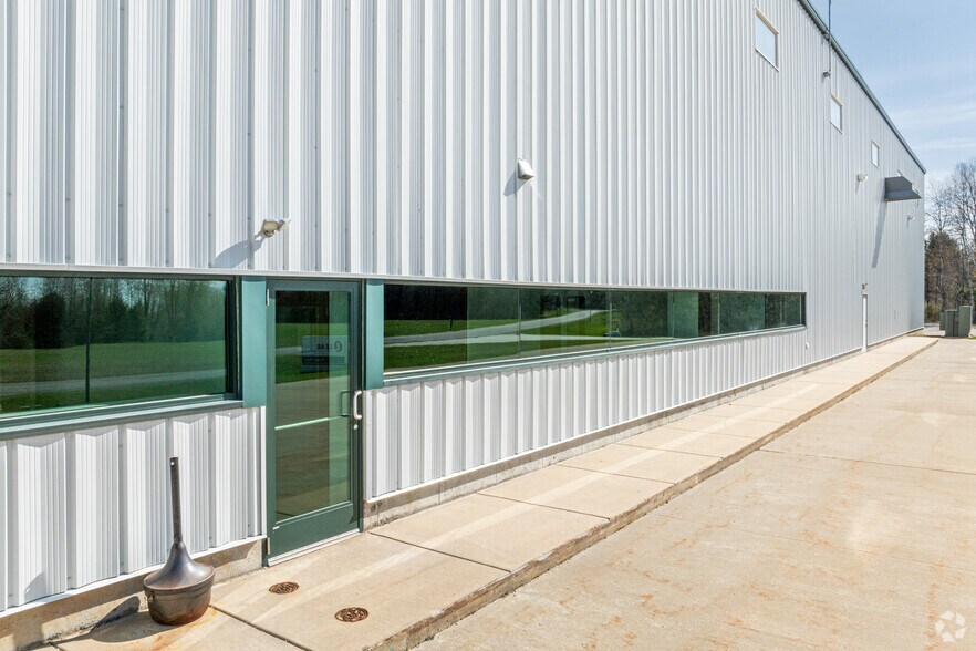 1060 Commerce Dr, Farwell, MI à louer - Photo de l’immeuble – Image 3 sur 22