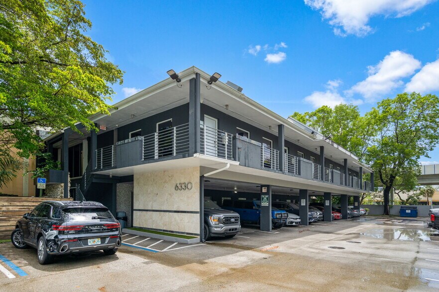 6330 Manor Ln, South Miami, FL à louer - Photo de l’immeuble – Image 3 sur 70
