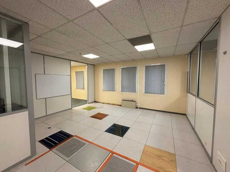 Local d’activités dans Nanterre à louer - Photo intérieure – Image 2 sur 16