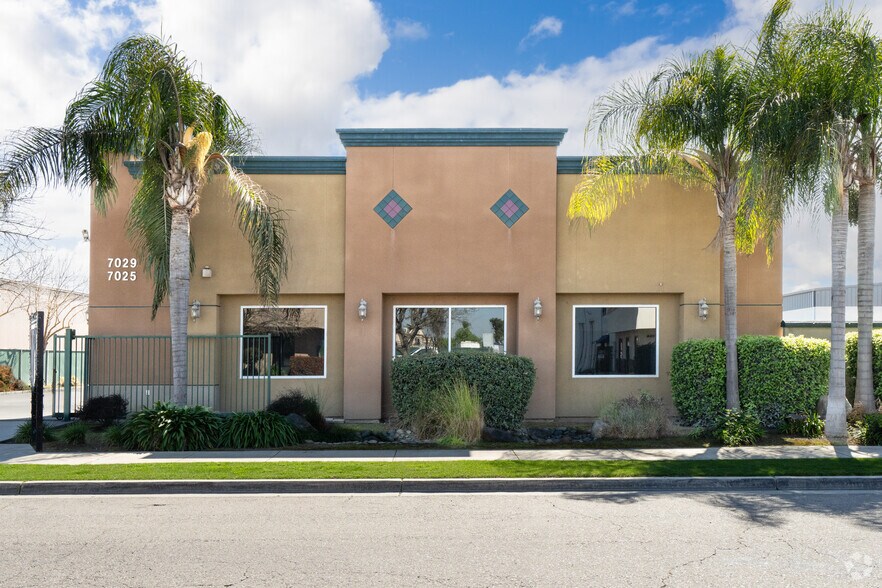 7025-7029 W Pershing Ct, Visalia, CA à louer - Photo de l’immeuble – Image 2 sur 3