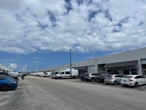 1900-2261 NW 29th St, Oakland Park, FL à louer Photo de l’immeuble– Image 2 sur 2