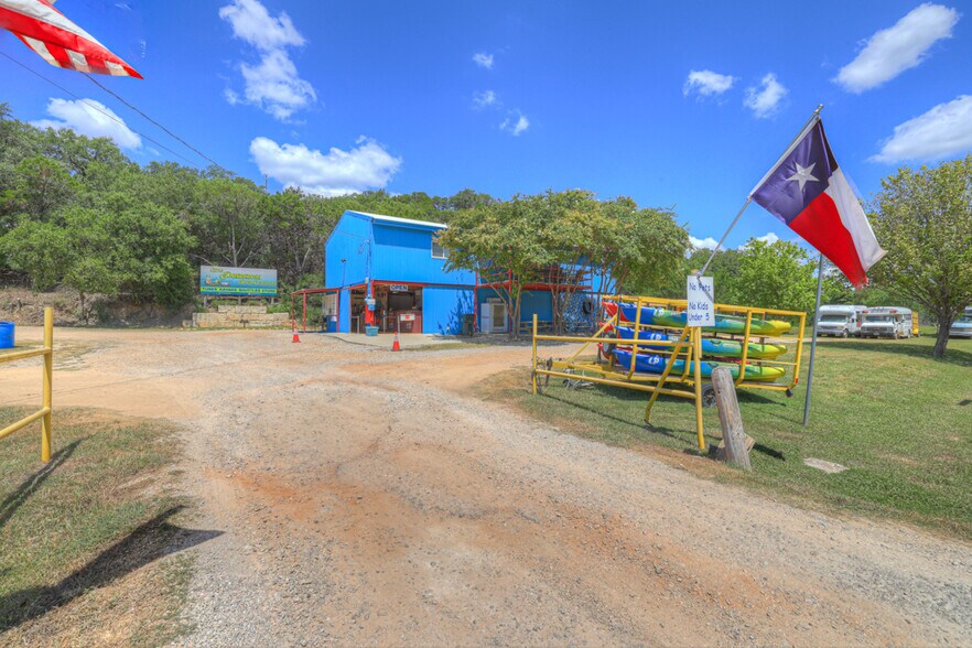 2001 Ponderosa Dr, Canyon Lake, TX à vendre - Photo de l’immeuble – Image 3 sur 57
