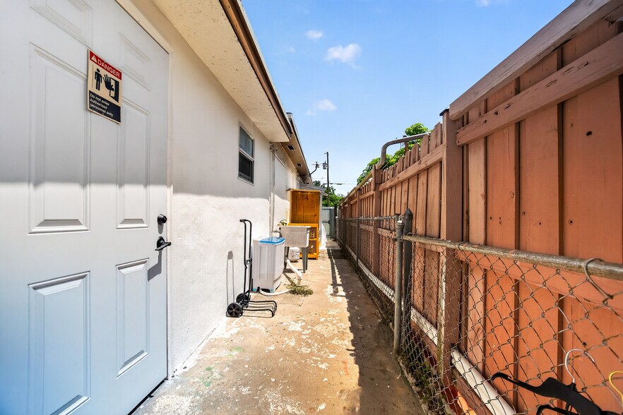 7151 SW 42nd St, Miami, FL à vendre - Photo de l’immeuble – Image 3 sur 16