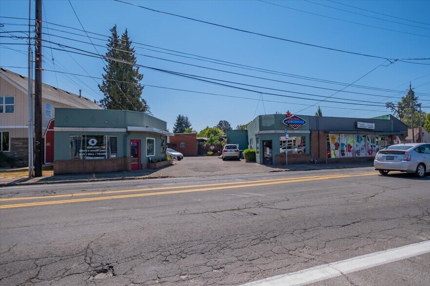 1742 Center St NE, Salem, OR à vendre - Photo de l’immeuble – Image 2 sur 9