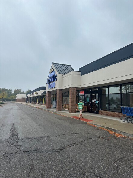 7306-7490 Haggerty Rd, West Bloomfield, MI à louer - Photo de l’immeuble – Image 3 sur 8