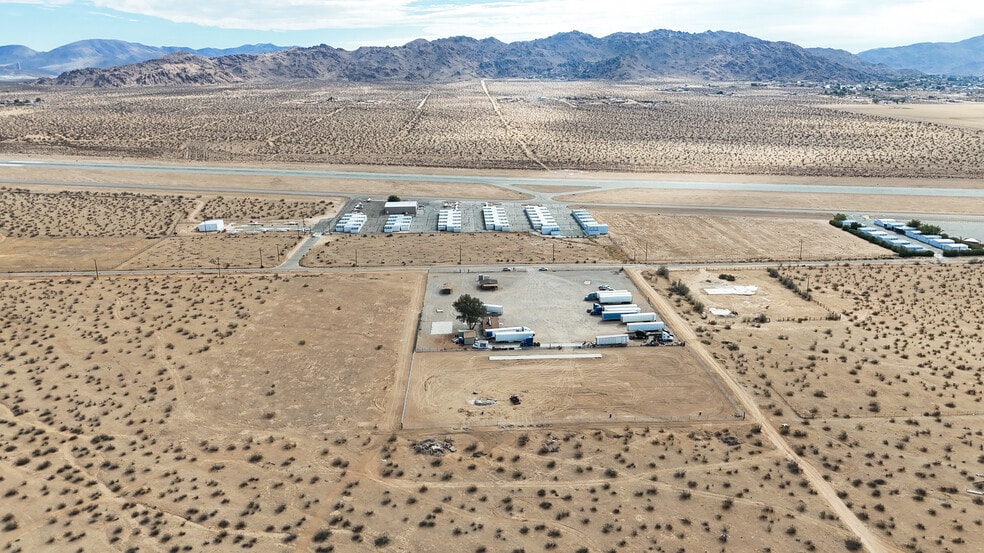 18142 Navajo Rd, Apple Valley, CA à louer - Photo principale – Image 1 sur 28
