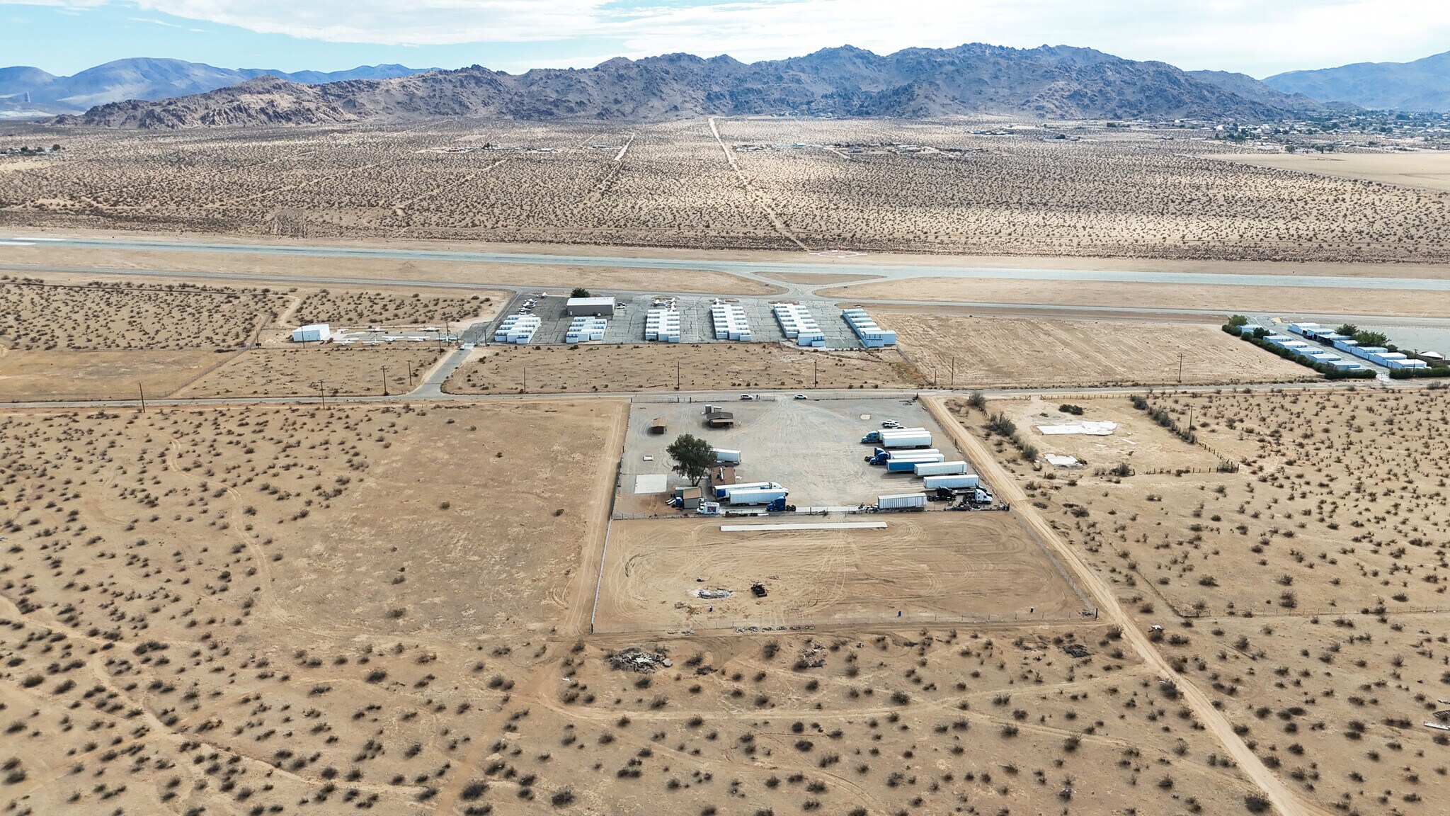 18142 Navajo Rd, Apple Valley, CA à louer Photo principale– Image 1 sur 29