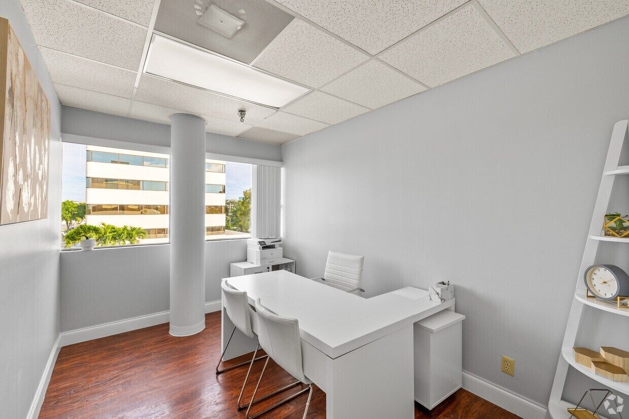 1700 S Dixie Hwy, Boca Raton, FL 33432 - Lot 501-511 - - Photo intérieure - Image 1 of 3