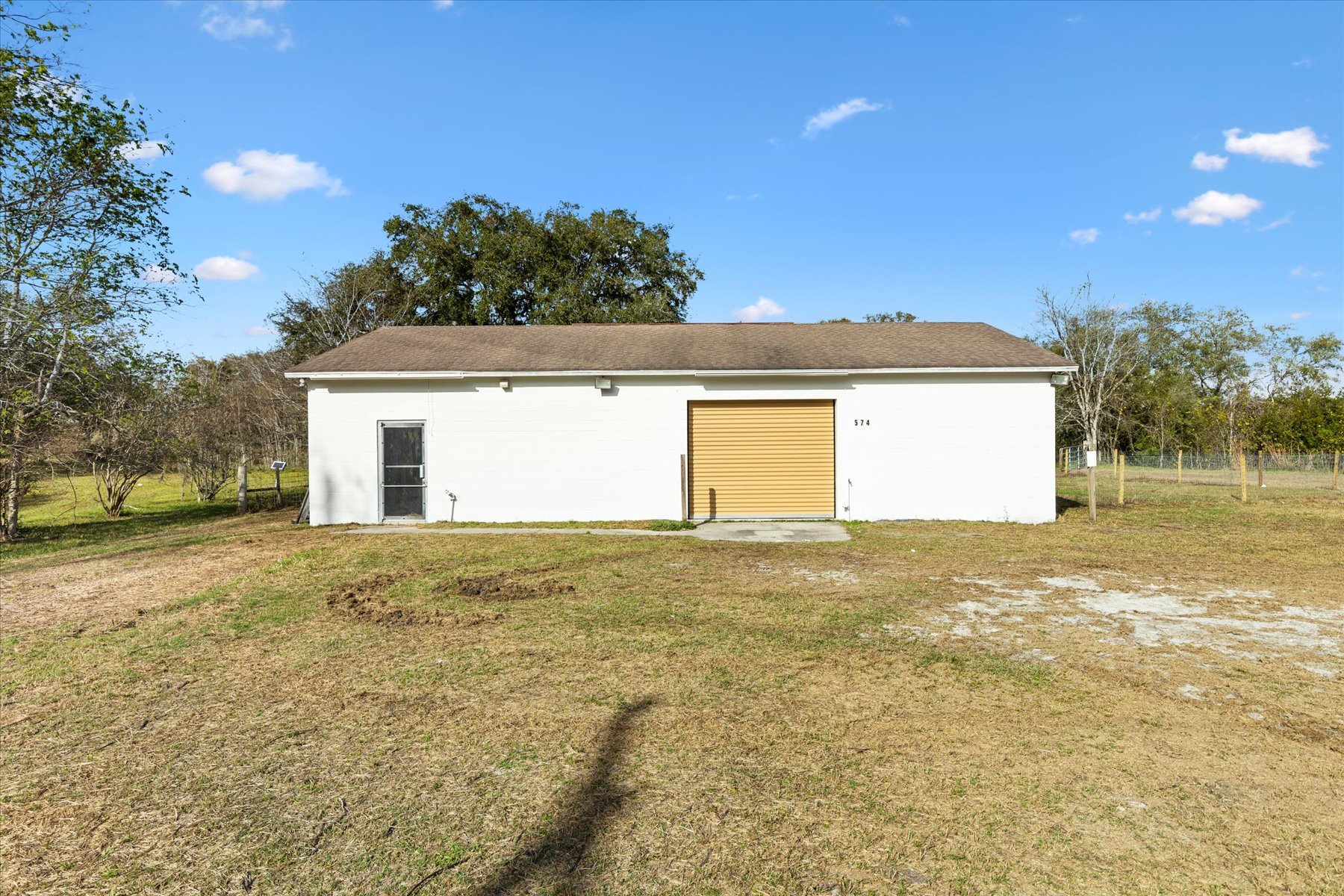 574 W Kings Hwy, Center Hill, FL à vendre Photo de l’immeuble– Image 1 sur 21