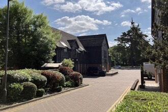 Old Woking Rd, Old Woking à louer Photo de l’immeuble– Image 2 sur 3