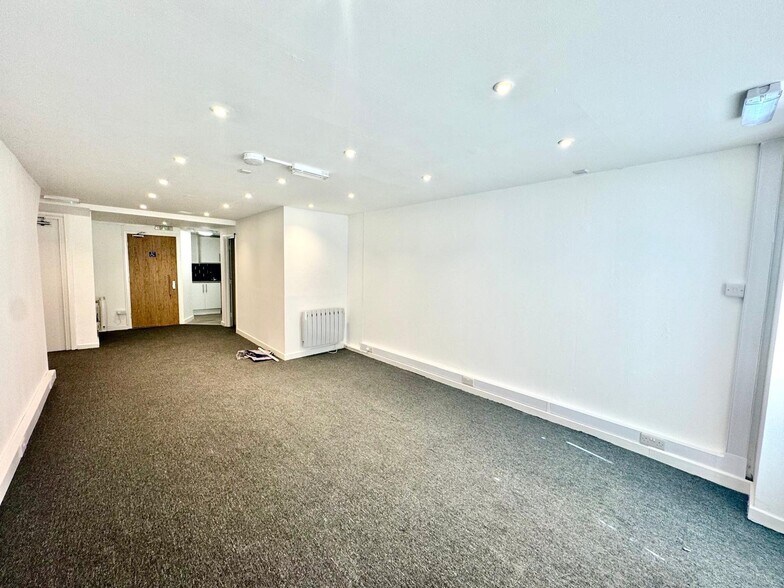 9 High Town Rd, Luton à louer - Photo de l’immeuble – Image 2 sur 5
