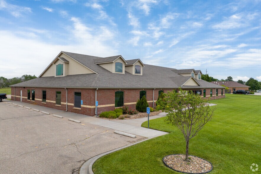 1632 E 23rd Ave, Hutchinson, KS à louer - Photo principale – Image 1 sur 20