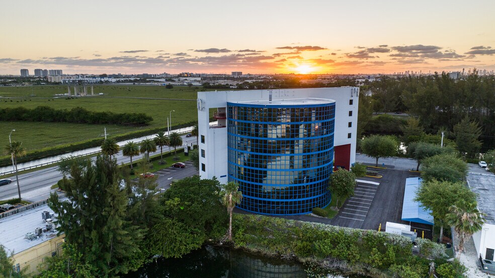 9600 NW 25th St, Miami, FL à vendre - Photo de l’immeuble – Image 1 sur 13