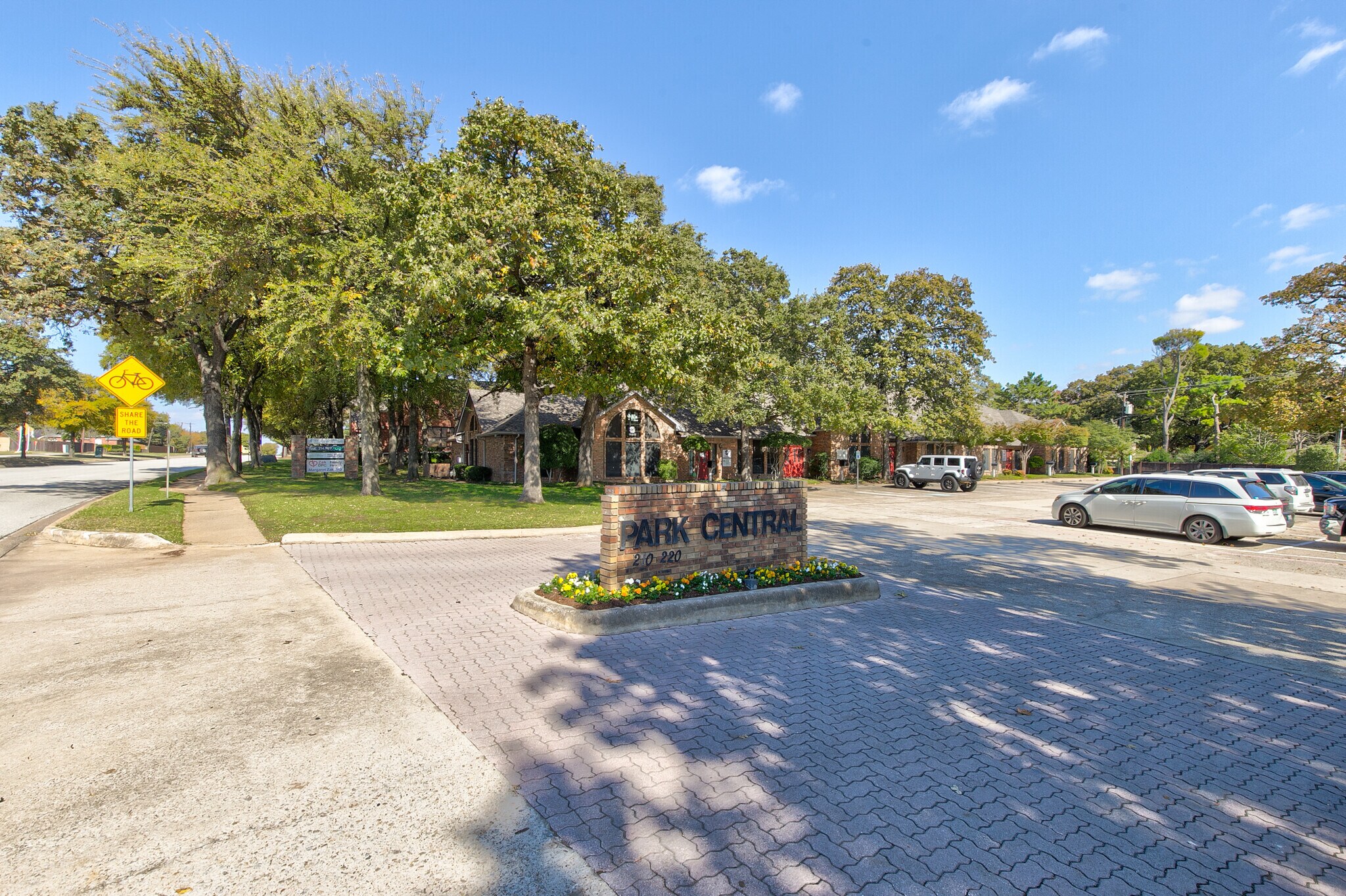 210-220 N Park Blvd, Grapevine, TX à louer Photo principale– Image 1 sur 8