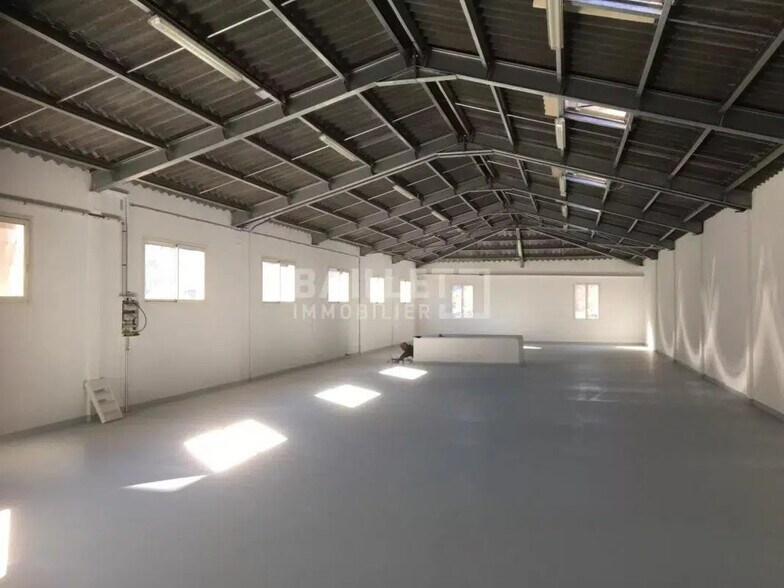 Industriel/Logistique dans Nice à louer - Photo de l’immeuble – Image 2 sur 2