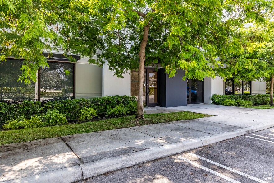 3420 NW 27th Ave, Pompano Beach, FL à louer - Photo de l’immeuble – Image 2 sur 10