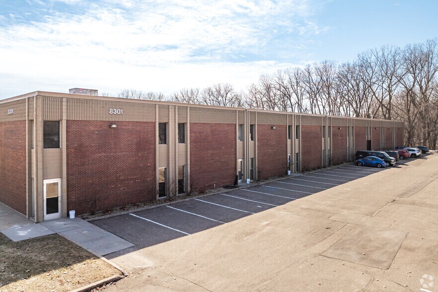 8301 Brooklyn Blvd, Brooklyn Park, MN à louer - Photo principale – Image 1 sur 6