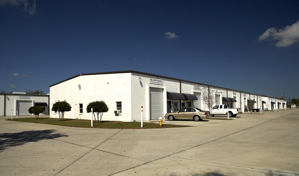 8000-8016 118th Ave N, Largo, FL à louer - Photo de l’immeuble – Image 1 sur 10