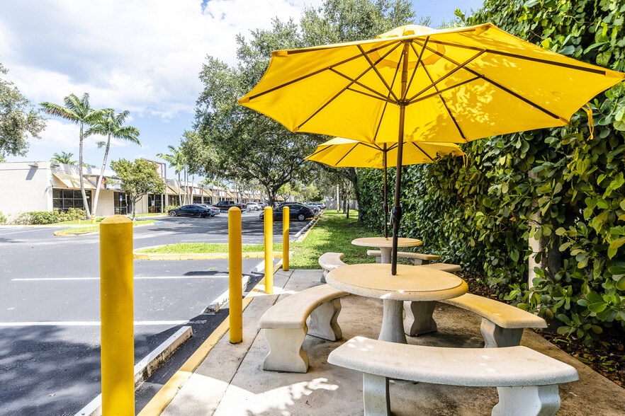 4101 Ravenswood Rd, Dania Beach, FL à louer - Photo de l’immeuble – Image 2 sur 11