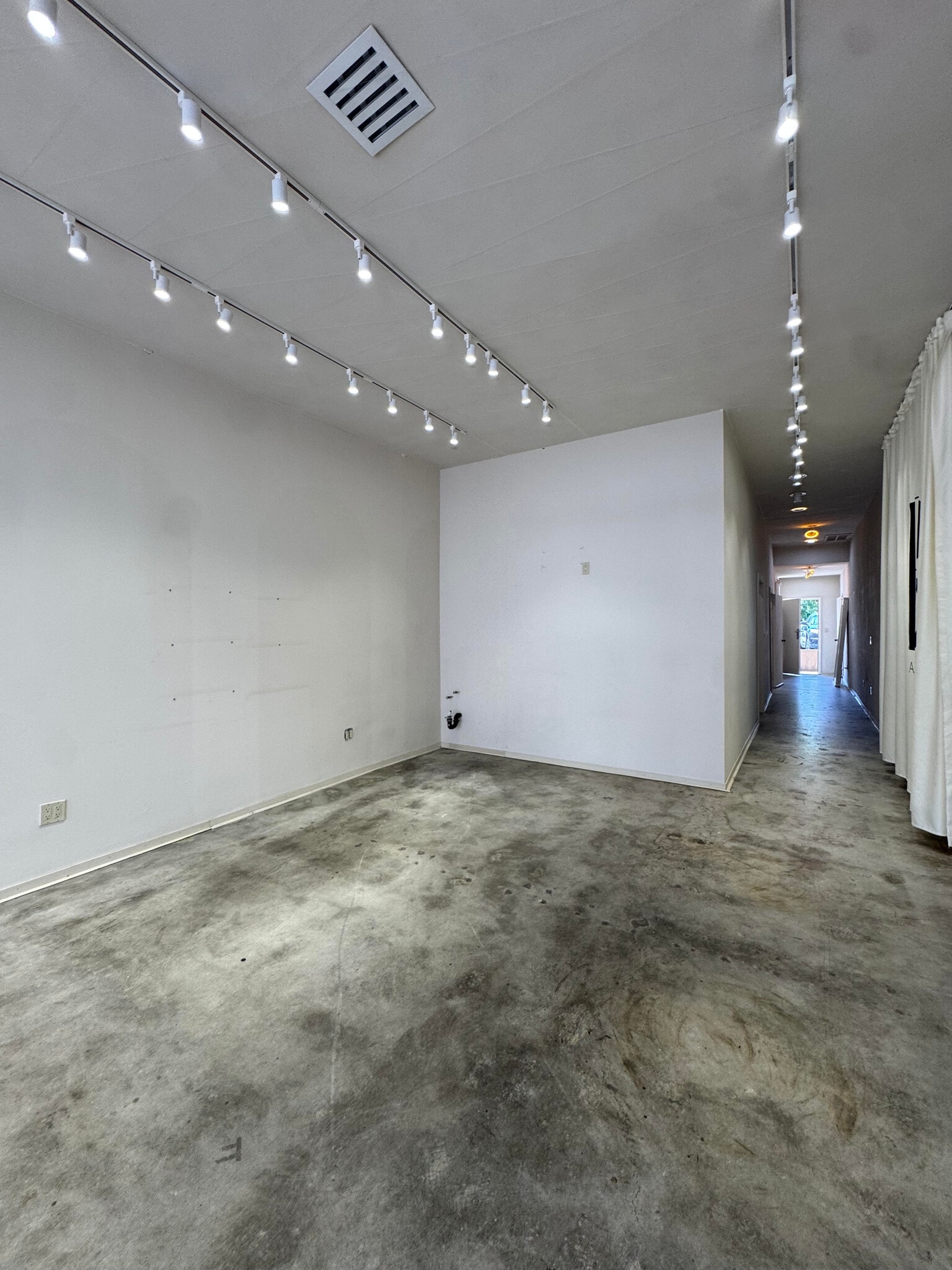 18596 Ventura Blvd, Tarzana, CA à louer Photo intérieure– Image 1 sur 4