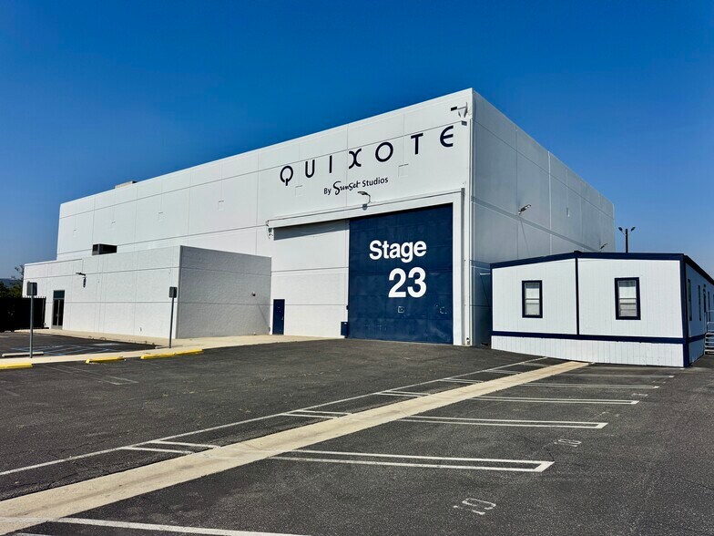 13951 Saticoy St, Panorama City, CA à louer - Photo de l’immeuble – Image 1 sur 20